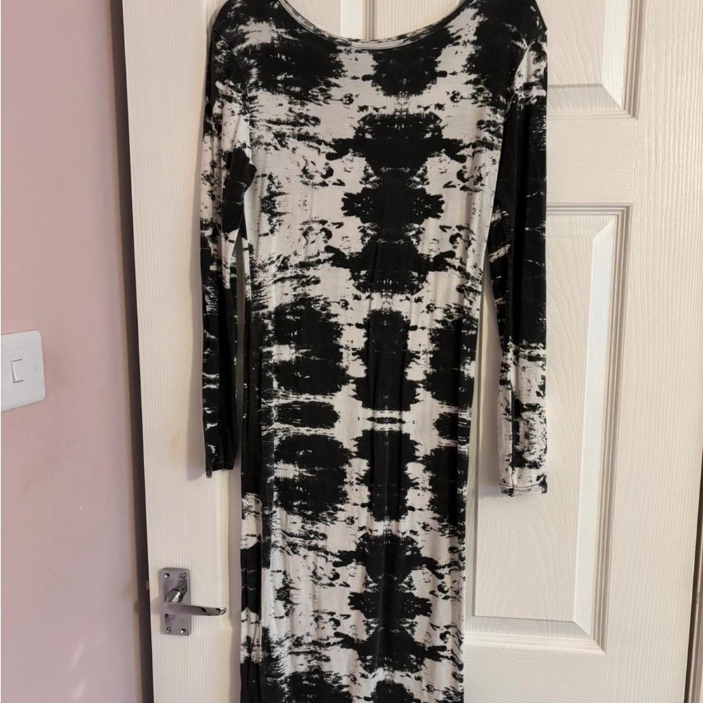 Elegant Black and White Tie-Dye Dress